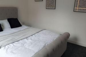 En eller flere senge i et værelse på Stunning Central Apartment, Leicester City Centre