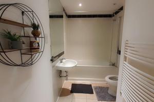 Ванная комната в Stunning Central Apartment, Leicester City Centre