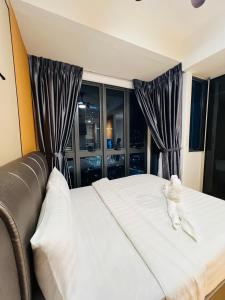 1 dormitorio con 1 cama blanca grande frente a una ventana en City suites colony by infinitum Klcc, en Kuala Lumpur