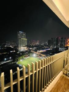 una vista de un partido de béisbol desde un balcón por la noche en City suites colony by infinitum Klcc, en Kuala Lumpur