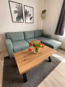 sala de estar con sofá y mesa de centro en Zur alten Scheune, en Ochtendung