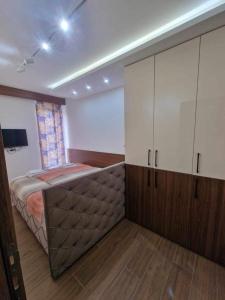 Tempat tidur dalam kamar di Apartman Katarina