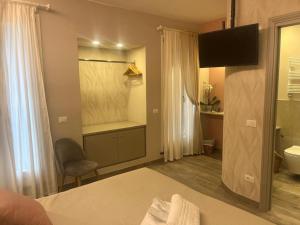 una camera da letto con bagno completo di doccia e servizi igienici di Hotel Il colle di Monterosso a Monterosso al Mare