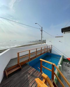balkon z widokiem na ocean w obiekcie El Templo Surf House w mieście Punta Hermosa