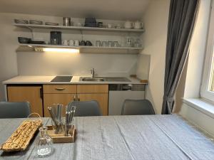 Pension Stöllinger mit Traumausblick的厨房或小厨房