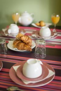 - une table avec des assiettes de pâtisseries et des verres de jus d'orange dans l'établissement Parc Hotel, à Paris
