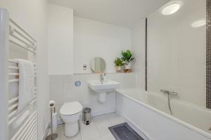 une salle de bain blanche avec toilettes et lavabo dans l'établissement Stunning City Centre Apartment with Balcony, Free Parking, Fast Wifi and SmartTVs by Yoko Property, à Milton Keynes 15 autres photos