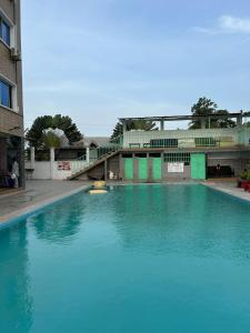 duży basen z niebieską wodą w budynku w obiekcie SEGMAD HOTEL w mieście Kribi