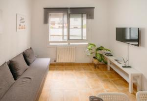 sala de estar con sofá y mesa en Apartamento Céntrico, en Tarragona