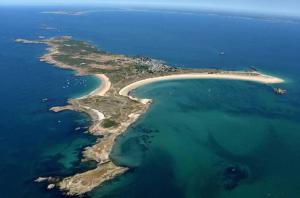 una vista aérea de una isla en el océano en Hôtel-Restaurant des Iles, en Houat