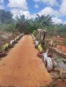 un chemin de terre avec pneus sur le côté dans l'établissement Pousada Pôr do Sol, à Uberlândia