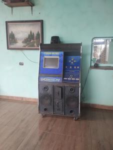 une vieille machine de jeux vidéo assise dans une pièce dans l'établissement Pousada Pôr do Sol, à Uberlândia
