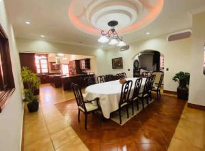 uma sala de jantar com uma mesa branca e cadeiras em Agradable y Lujosa casa de campo con piscina em Huité