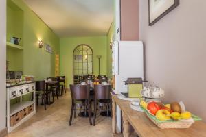 uma cozinha com paredes verdes e uma mesa com frutas em Parc Hotel em Paris