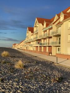 une rangée d'immeubles d'appartements sur la plage dans l'établissement Le Sémaphore, à Cayeux-sur-Mer