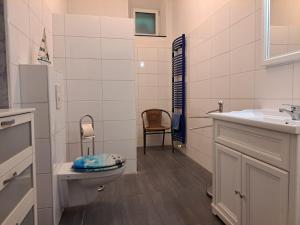 een badkamer met een toilet en een wastafel bij Strandferienwohnung am Scharmützelsee in Diensdorf-Radlow