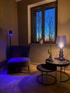 un soggiorno con un divano e un tavolo con una lampada di La Villa de Séguret - Villa tout confort a Séguret