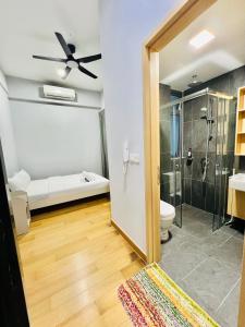 y baño con aseo y ducha acristalada. en City suites colony by infinitum Klcc, en Kuala Lumpur