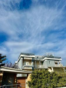 a building with a balcony on top of it at Villa Spartandom in Gerakini