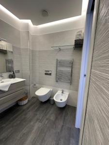La salle de bains est pourvue de 2 lavabos, de toilettes et d'un bidet. dans l'établissement La Gaviota - Bilocale sul mare in Arziglia, à Bordighera