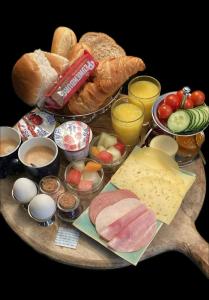 ein Tablett mit Brot und verschiedenen Arten von Speisen in der Unterkunft Plato by Hofstad Studio’s in Scheveningen