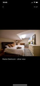 En eller flere senge i et værelse på 2 Bedroom by Zoo, Metro, Park and Embassies in Forest Hills - Best Location
