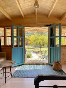 カンディアにあるEudaimonia Wooden Suites Nafplio Kandiaの庭を望む部屋への開放ドア