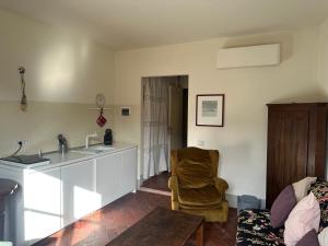 cocina con fregadero y silla en una habitación en De Cecco Apartments, en Florencia
