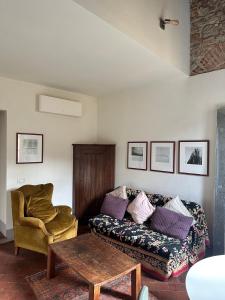 sala de estar con sofá y silla en De Cecco Apartments, en Florencia
