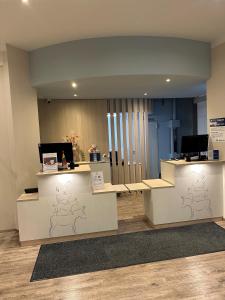 un bureau avec deux bureaux de réception dans une pièce dans l'établissement Best Western Hotel Bremen City, à Brême