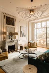 a living room with a fireplace and a chandelier at Appartement sur les quais in Paris