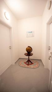 Pokój z małym stołem na dywanie w obiekcie VILA PALMA we Wlorze +27 zdjęć