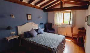 1 dormitorio con 1 cama, 1 silla y 1 ventana en Picos de Europa Suites and Rooms en Turieno