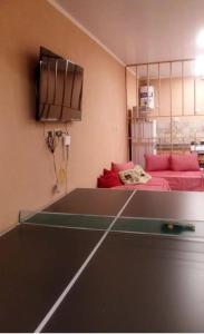 Cette chambre dispose d'une table de ping-pong et d'un lit. dans l'établissement Casa quinta, à Carmen de Areco