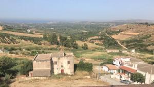 an old building on the side of a hill at Ribera villa alloggio 2 in Ribera