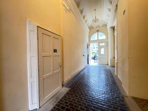 um corredor vazio com uma porta num edifício em Nice flat in centrum Prague 1 Washingtonova em Praga