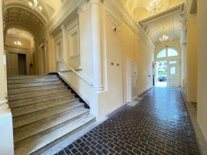um corredor vazio de um edifício com escadas em Nice flat in centrum Prague 1 Washingtonova em Praga