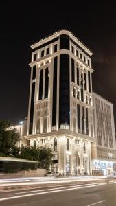 ein großes weißes Gebäude mit Lichtern in der Nacht in der Unterkunft Wassad Hotel Makkah فندق وسد مكة in Mekka