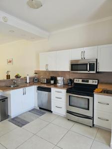 Kuchyň nebo kuchyňský kout v ubytování Eagle Beach Cozy Condo