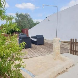 un patio con 2 sofás en una terraza de madera en Caso do Canto - Terra, en Ferreira do Zêzere