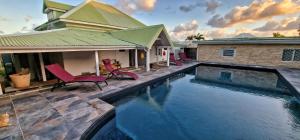 een huis met een zwembad voor een huis bij Villa JADE, VUE MER, PISCINE PRIVEE, PLAGE A PIEDS in Le Gosier