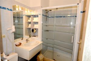 Kupatilo u objektu Logis Hôtel Le Belle Rive