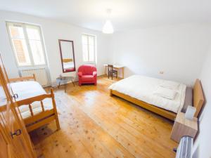 1 dormitorio con 1 cama y 1 silla roja en Apartma Florent en Bovec