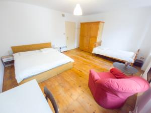 1 dormitorio con 1 cama, 1 sofá y 1 silla en Apartma Florent en Bovec