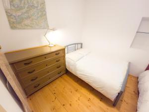 1 dormitorio con 1 cama y vestidor en Apartma Florent en Bovec