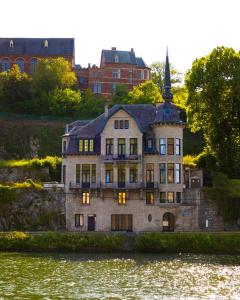 een oud huis aan de oever van een rivier bij Vue Meuse, en face de la citadelle in Dinant