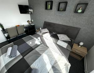 Łóżko lub łóżka w pokoju w obiekcie Apartmány Karlovy Vary
