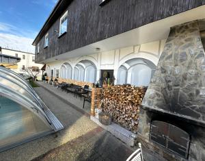 Basen w obiekcie Apartmány Karlovy Vary lub w pobliżu