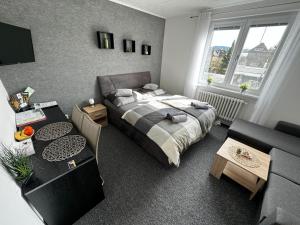 Łóżko lub łóżka w pokoju w obiekcie Apartmány Karlovy Vary
