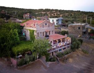 una vista aérea de una casa con un restaurante en Assos Ada Hotel, en Ayvacık